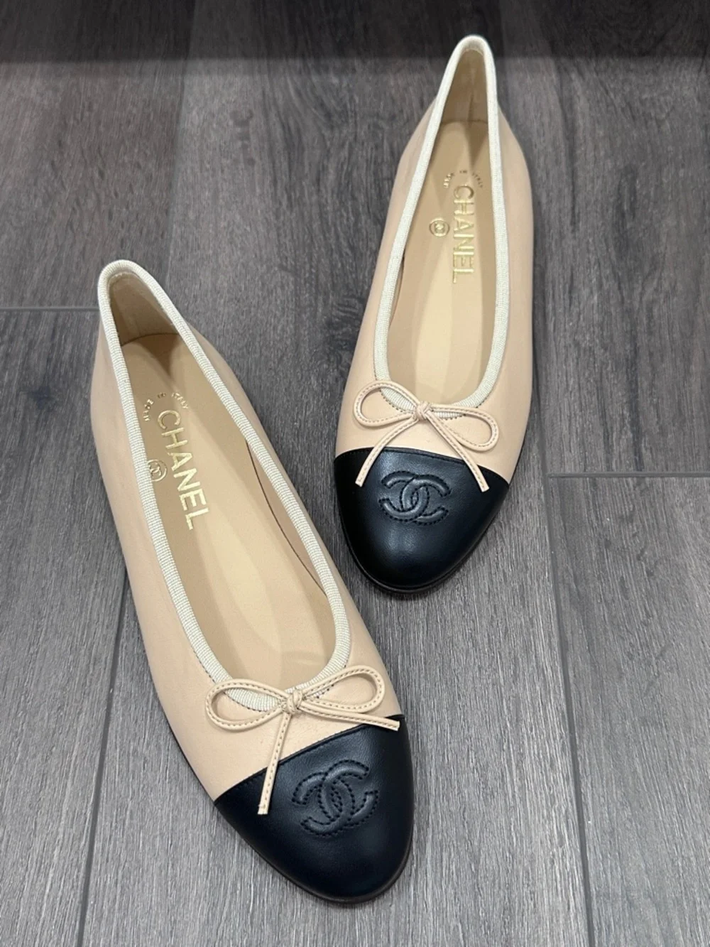 CHANEL CLASSIC CC LOGO BEIGE & BLACK CAPTOE LEATHER BALLET FLATS Size 37.5 NEW - Picture 4 of 16